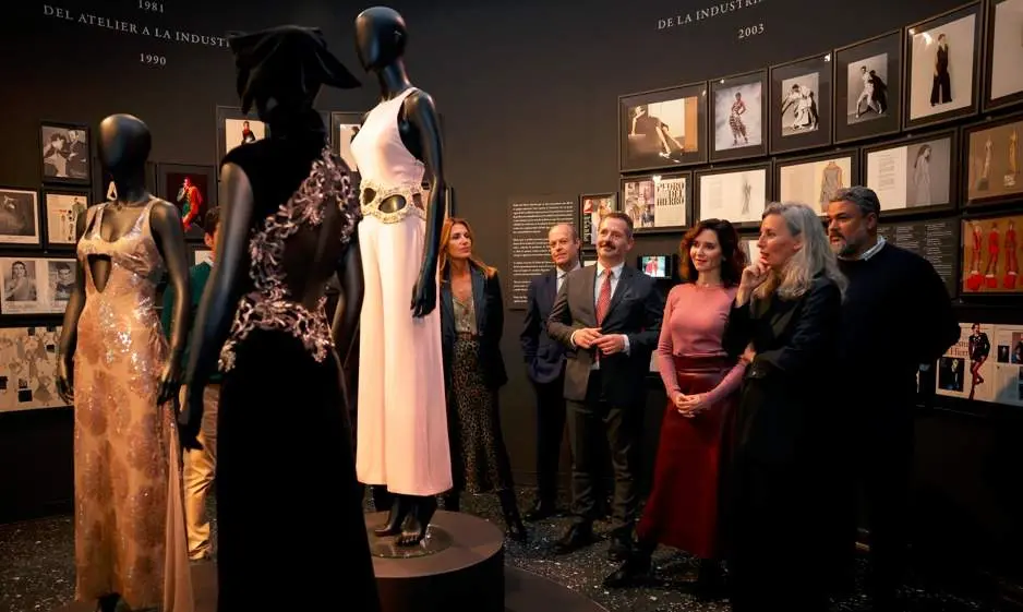 Díaz Ayuso, en la exposición Pedro del Hierro. Del maestro a la marca - Foto Comunidad de Madrid