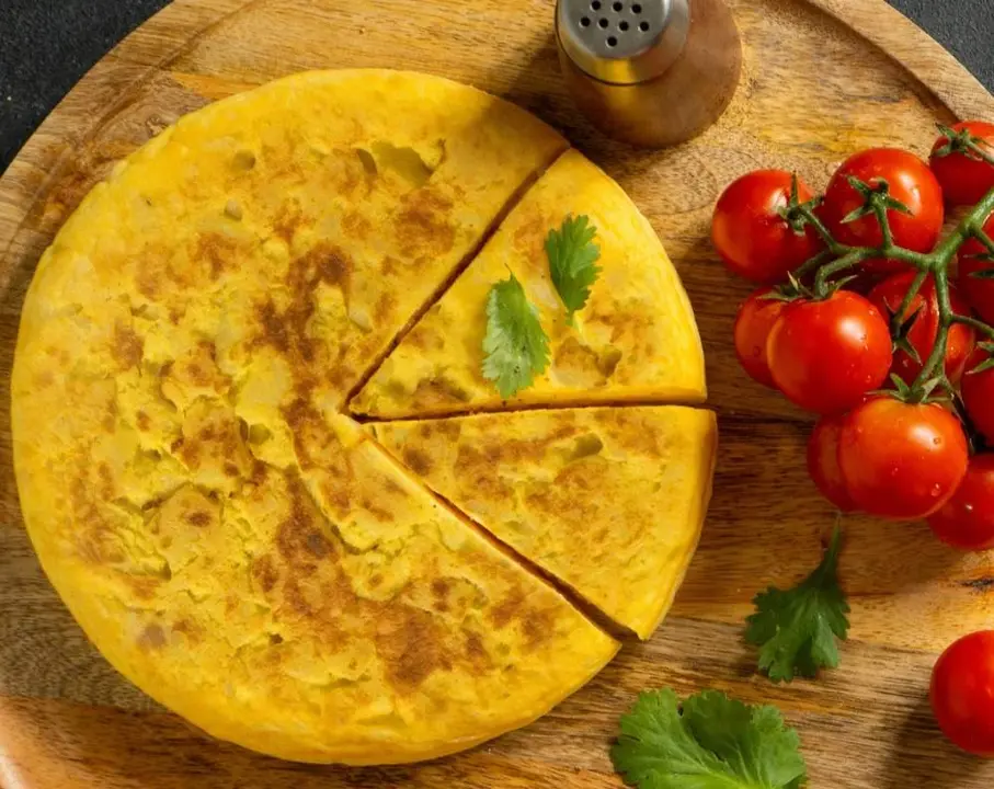 Platos t&iacute;picos madrile&ntilde;os - tortilla de patata - Foto freepik