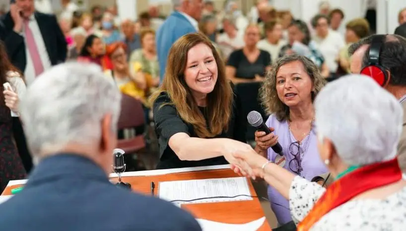 Ana Dávila en un acto con mayores - Foto de archivo Comunidad de Madrid