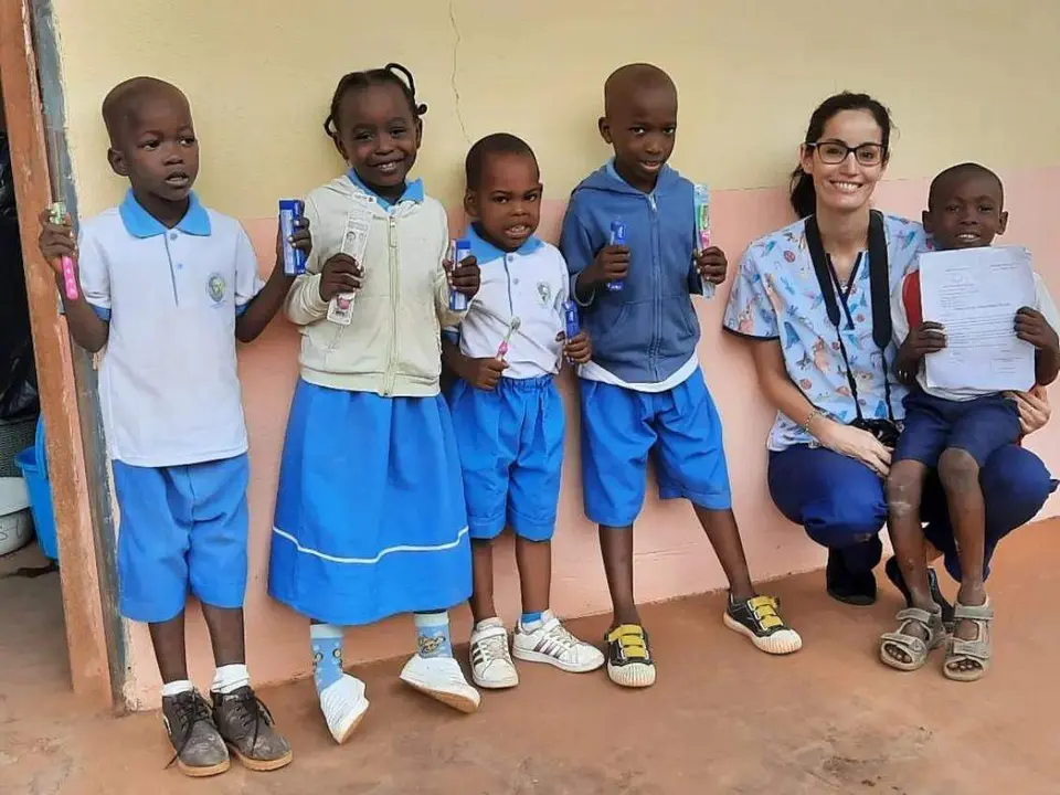 Varios niños con sus nuevos cepillos y pastas de dientes - Ruth Agnoli