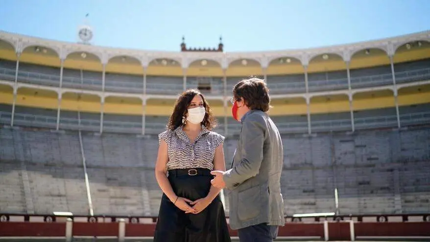 Almeida y Ayuso durante un acto en Las Ventas | Foto de archivo de la Comunidad de Madrid