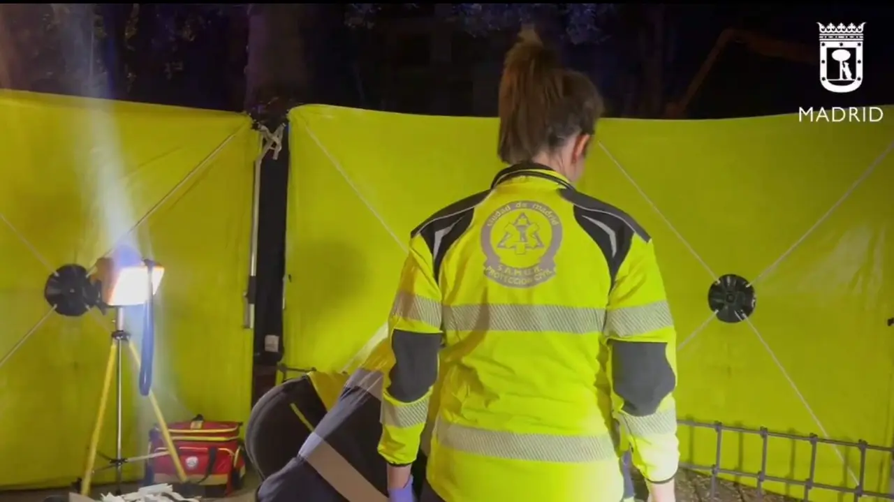 Emergencias actuando tras el incendio en la vivienda - Foto de emergencias Madrid