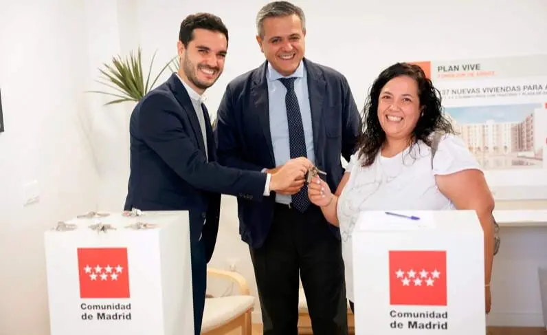 El consejero Rodrigo en la entrega de las viviendas en Torrejón de Ardoz - Foto Comunidad de Madrid