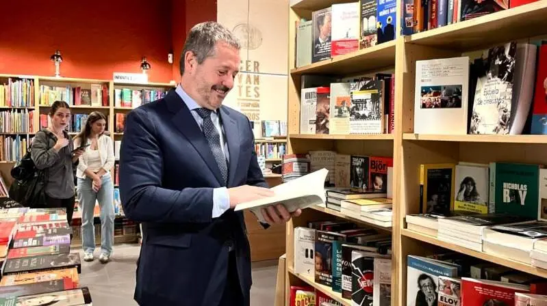 Mariano de Paco en una librería - Foto Comunidad de Madrid