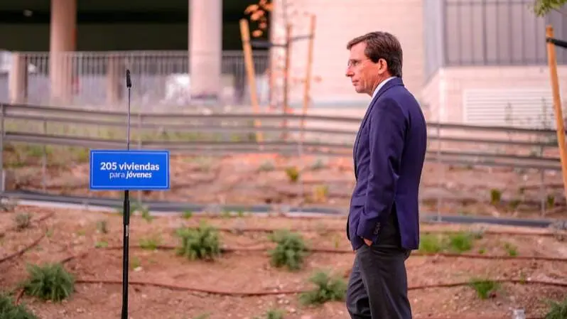 Almeida visitando una promoción de EMVS Madrid - Foto Ayuntamiento de Madrid