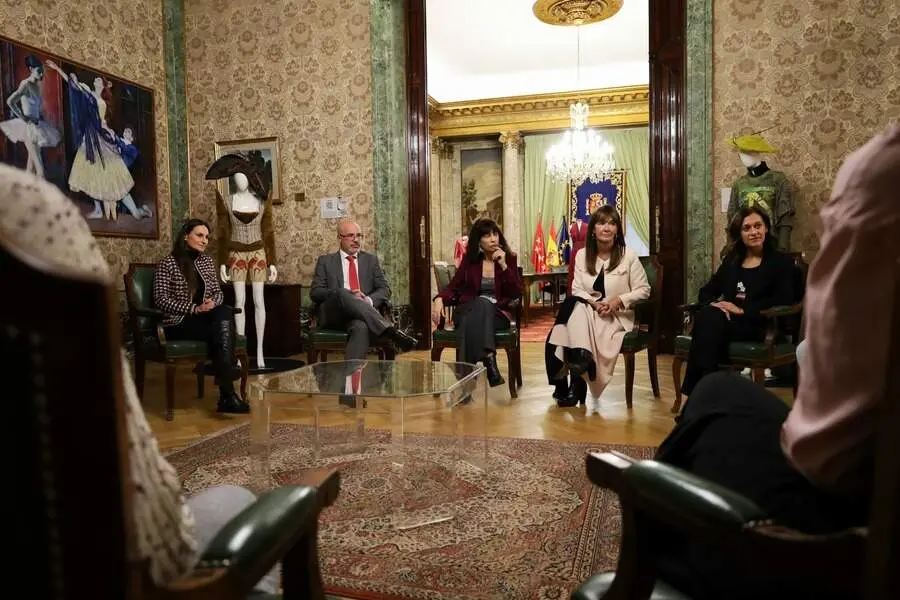 Ana Redondo, visita la exposición de APRAMP “Puntadas de Dignidad”