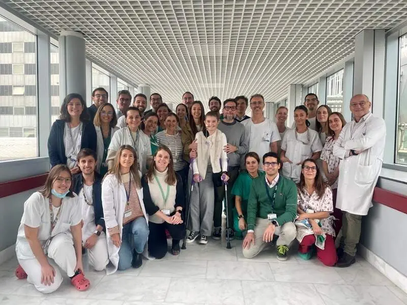 Paciente con el equipo médico | Foto de la Comunidad de Madrid
