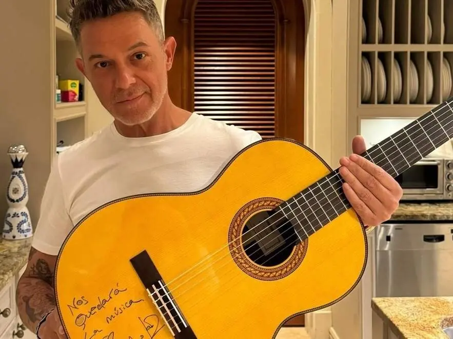 Alejandro Sanz, con la guitarra que ha donado para la subasta | Foto de Músicos por la Salud