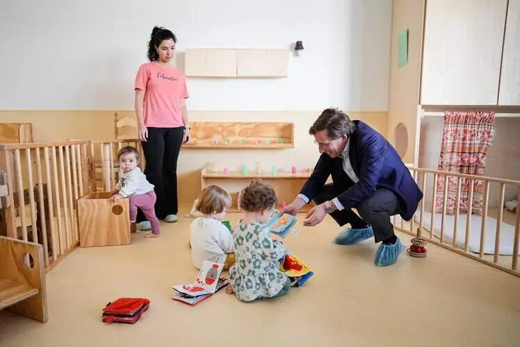 El alcalde de Madrid jugando con niños | Foto de Ayuntamiento de Madrid