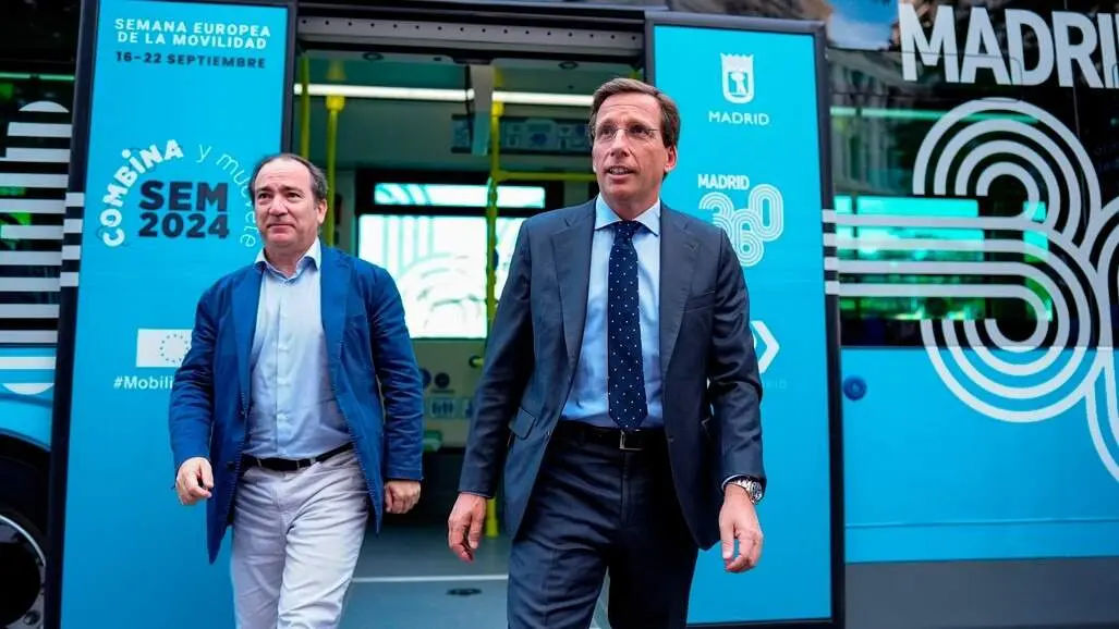 El alcalde de Madrid, José Luis Martínez-Almeida (derecha) y el delegado de Urbanismo, Mediomabiente y Movilidad, Borja Carabante - Ayuntamiento de Madrid