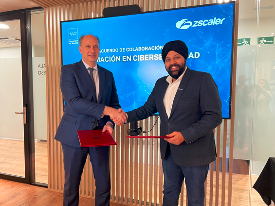 López-Valverde en la firma del protocolo de colaboración con el vicepresidente de la multinacional Zscaler Academy - Foto Comunidad de Madrid