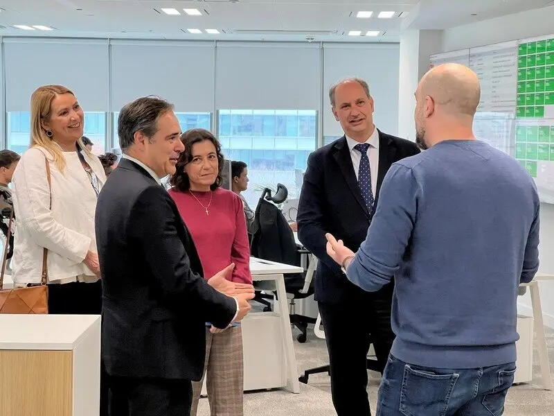 López-Valverde visita Roche Informatics  - Comunidad de Madrid