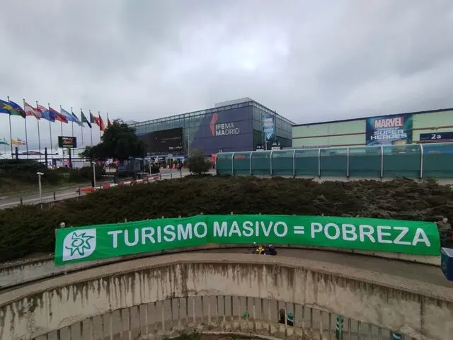 Turismo masivo es pobreza Pancarta