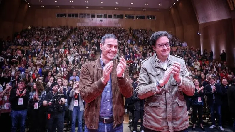 Óscar López y Pedro Sánchez en el XV Congreso Regional.