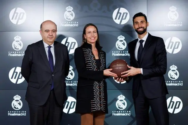 Foto de familia de la firma de la colaboración con HP Inc. | Foto de la Fundación Real Madrid