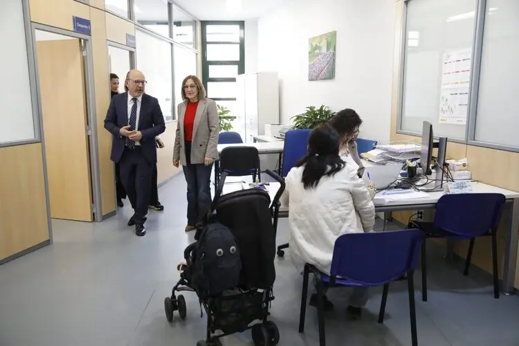 Madrid aumenta un 6% la cuantía de la Tarjeta Familias y amplía su cobertura para ayudar a personas vulnerables