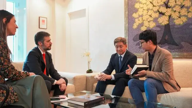 El consejero García Martín y Lim Soosuk durante el  encuentro institucional - Foto Constitucional