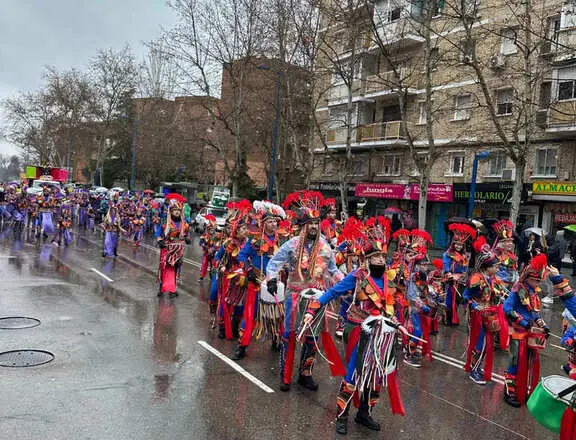 La lluvia desafía a 2.500 personas y 16 carrozas en el desfile de carnaval de Leganés