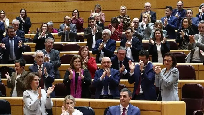 Pedro Sánchez es aplaudido por su bancada en la sesión de control al Gobierno celebrada en el Senado | Foto de Pool Moncloa/Fernando Calvo
