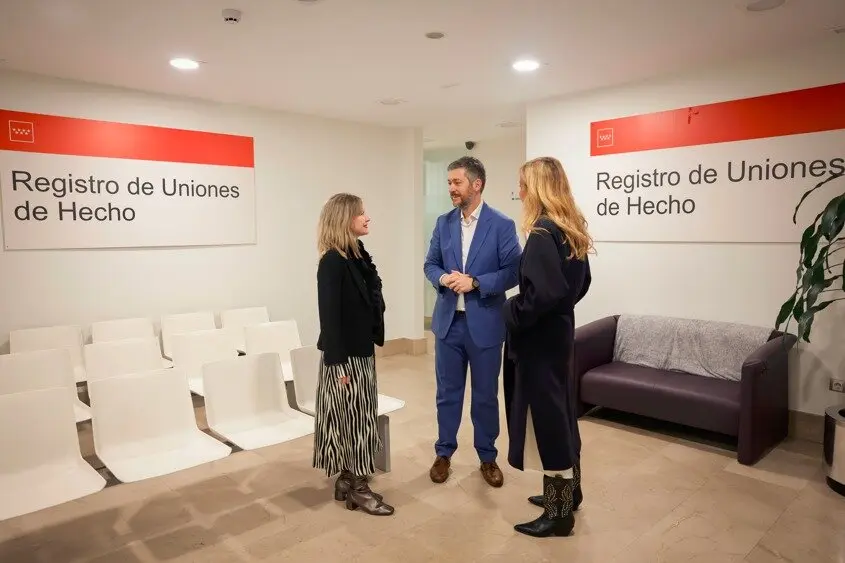 El consejero García Martín en la sede del Registro de  Uniones de Hecho - Foto Comunidad de Madrid