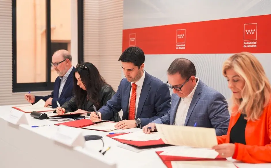 El consejero Viciana ha firmado hoy el acuerdo con los representantes sindicales - Foto Comunidad de Madrid