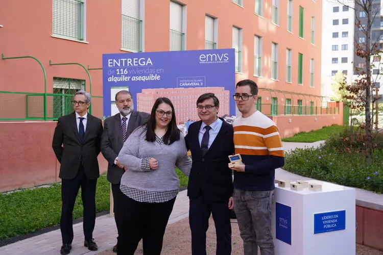 El delegado de Políticas de Vivienda, Álvaro González, durante la entrega de llaves a las primeras familias que disfrutarán de sus pisos de alquiler asequible en la promoción Cañaveral 3