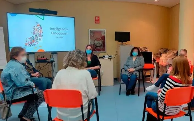Imagen de archivo del desarrollo de una actividad grupal en un CAD de Madrid Salud