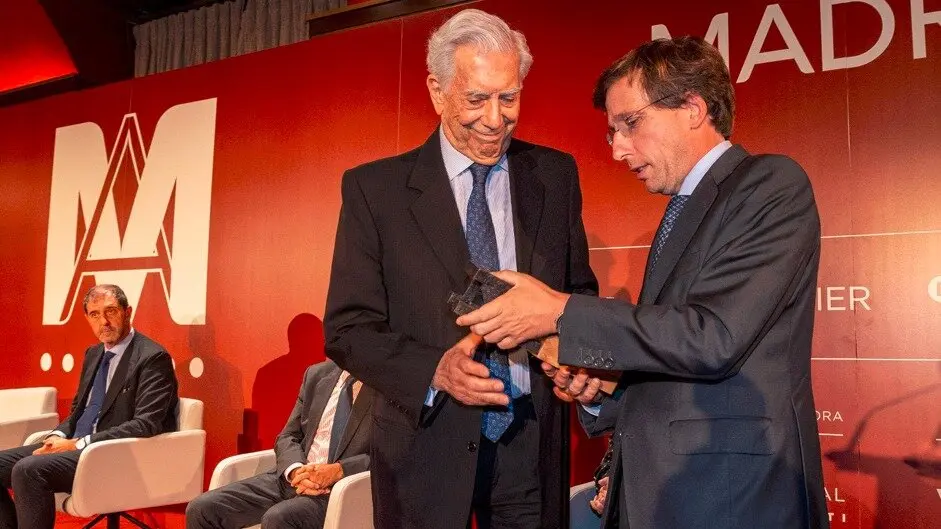 Almeida y Vargas Llosa - Foto de redes sociales Almeida