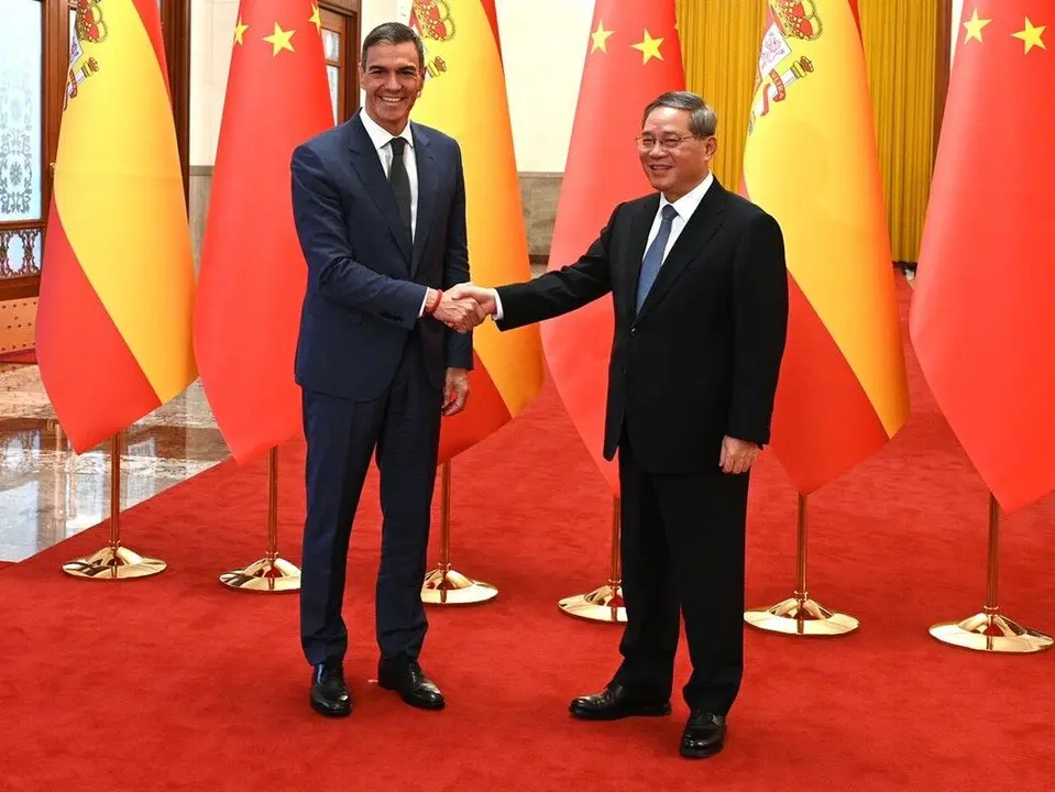 Pedro Sánchez mantiene un encuentro con el primer ministro de la República Popular China, Li Qiang, y participa en la firma de acuerdos - Pool Moncloa/Borja Puig de la Bellacasa