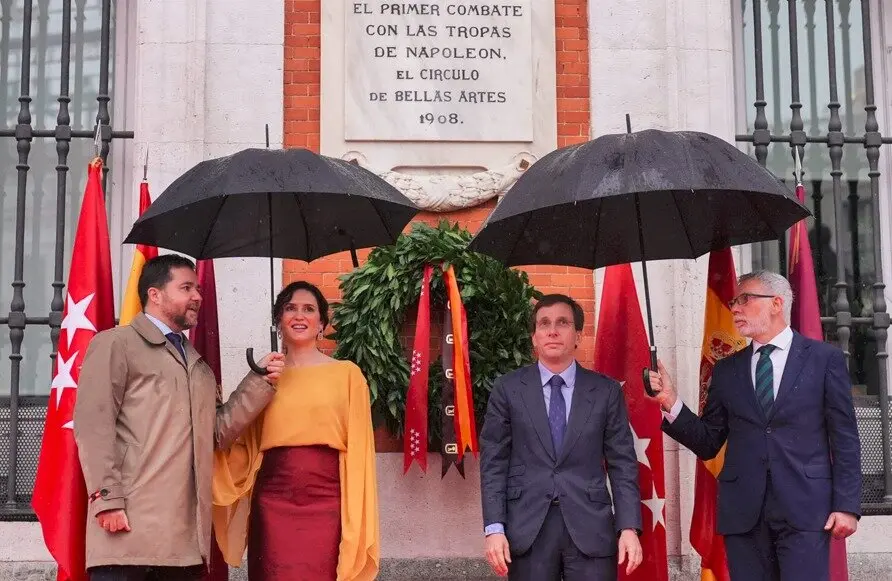 Ayuso y Almeida, tras depositar depositado la corona de laurel en la fachada de la Real Casa de Correos - Foto Ayuntamiento de Madrid