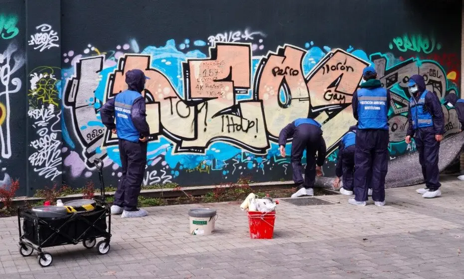 Grafiteros trabajos de limpieza de pintadas - Foto Ayuntamiento de Madrid