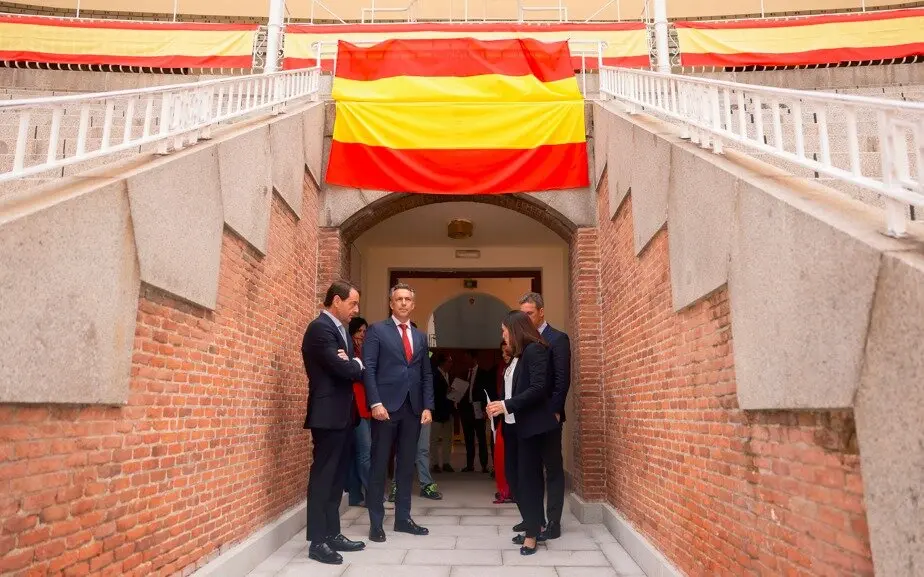 El consejero Novillo, supervisando las obras de la Plaza de Las Ventas - Foto Comunidad de Madrid