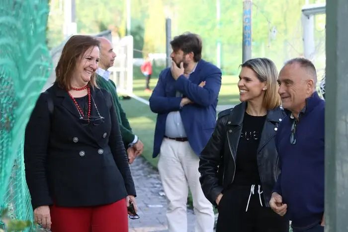 Judith Piquet visita el campo de fútbol Jorge Ángel González Vivas tras la renovación del césped artificial