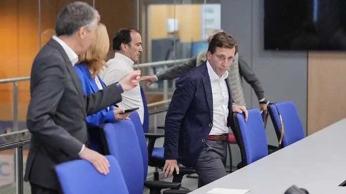 Almeida durante el día del apagón | Foto de Ayuntamiento de Madrid