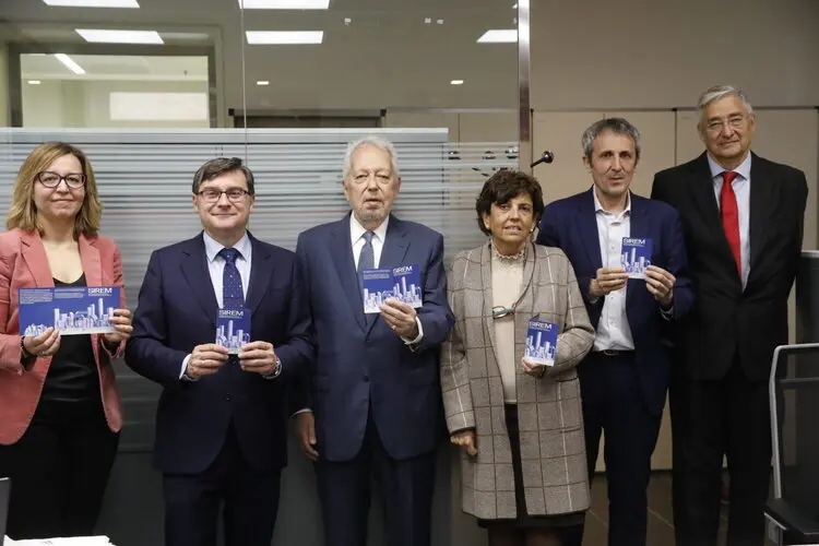 El delegado de Políticas de Vivienda, Álvaro González, acompañado por el presidente del Colegio Oficial de Aparejadores y Arquitectos Técnicos de Madrid (COAATM), Jesús Paños, en diferentes momentos de su visita a la segunda oficina técnica del SIREM