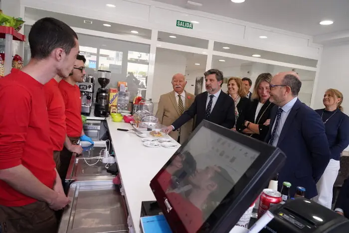 Barajas abre la primera cafetería municipal gestionada por personas con discapacidad