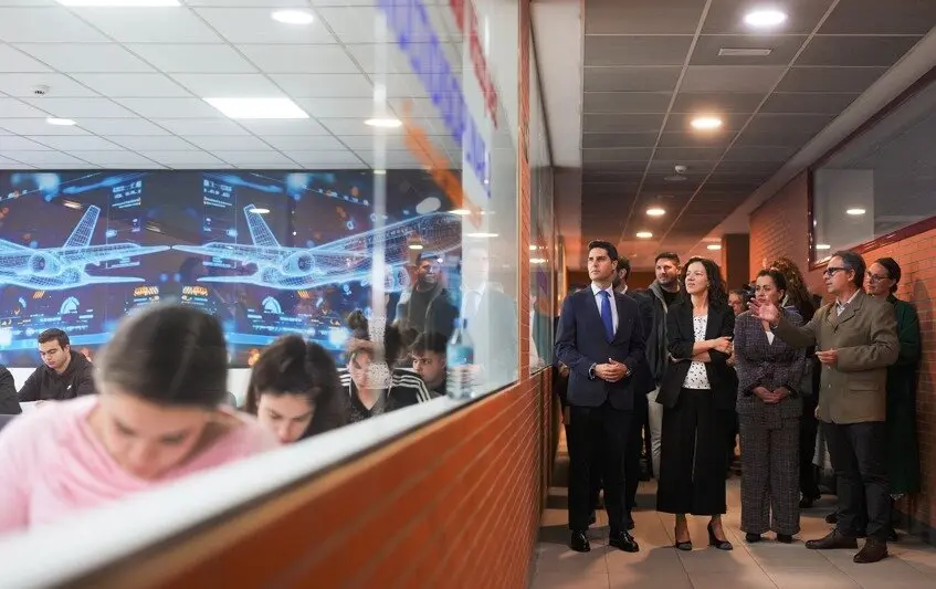 El consejero Viciana, durante su visita al Instituto Raúl Vázquez con la vicepresidenta de la Comisión Europea, Roxana Minzatu - Foto Comunidad de Madrid