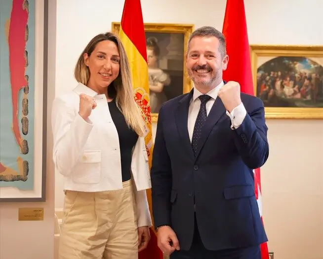El consejero De Paco Serrano junto a la boxeadora  campeona de peso pluma Jennifer Miranda - Foto Comunidad de Madrid