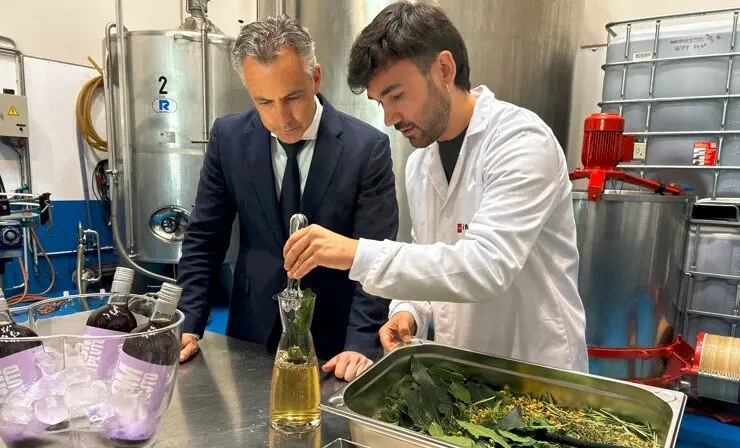 El consejero Novillo, en su visita a la fábrica de Licores  Trampero en Alcalá de Henares - Foto Comunidad de Madrid