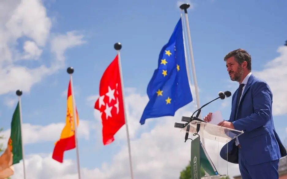 Miguel Ángel  García Martín, durante el acto de izado de bandera por el Día de Europa - Comunidad de Madrid