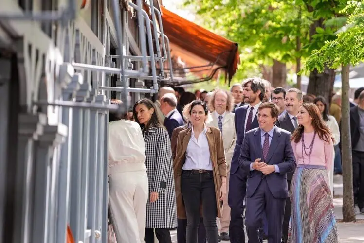 La Cuesta de Moyano celebra su centenario como “la calle más leída de Madrid” con la visita de la reina Letizia