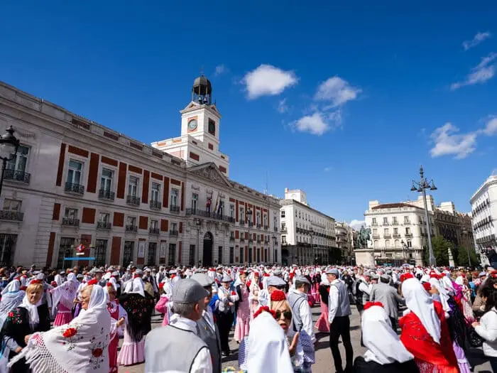 Madrid celebra el pasacalles más castizo de San Isidro con más de 450 chulapos y chulapas