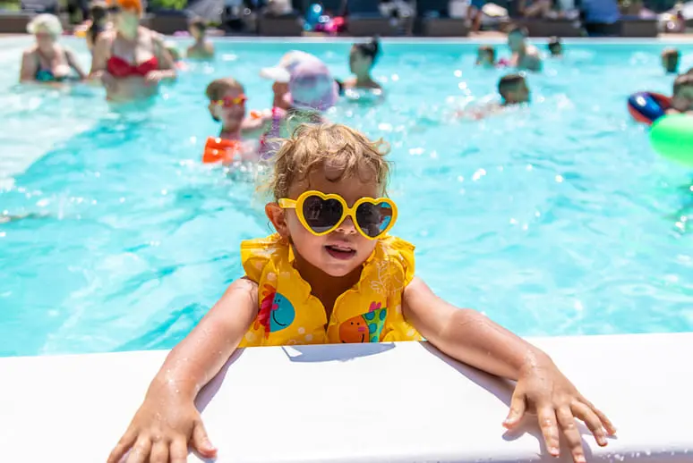 Niños en una piscina | 123RF/Yanadjana