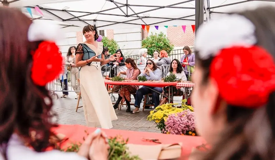 Sesiones del taller de ramilletes de flores organizado en la plazuela de Santiago - Foto Ayuntamiento de Madrid