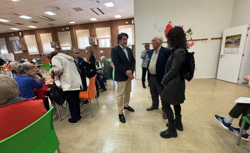 El concejal del distrito, David Pérez, en el Centro de Mayores Nuestra Señora de la Merced - Foto Ayuntamiento de Madrid