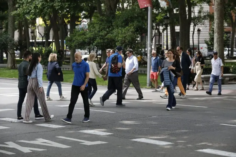 Imagen de archivo de viandantes por el madrileño paseo del Prado