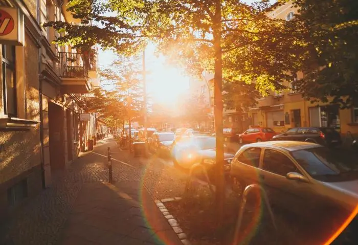 Coches al sol en una calle de Madrid | Foto de la Comunidad de Madrid