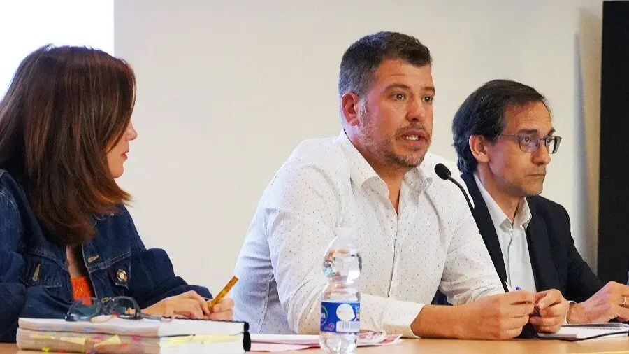 En el centro, el concejal de Agenda Urbana de Alcorcón, Miguel A. González García | Foto del Ayuntamiento de Alcorcón