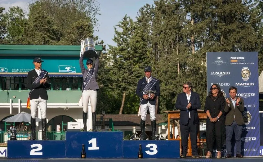 Almeida entrega el Gran Premio de Madrid del Longines Global Champions Tour a Ioli Mytilineou - Foto Ayuntamiento de Madrid