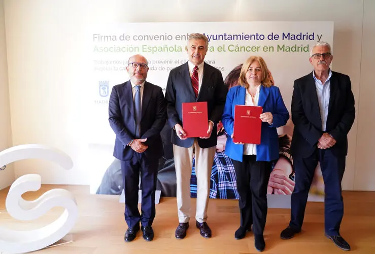 Sanz, en el acto de firma del convenio entre el Ayuntamiento y la AECC, celebrado este martes en las oficinas de la asociación